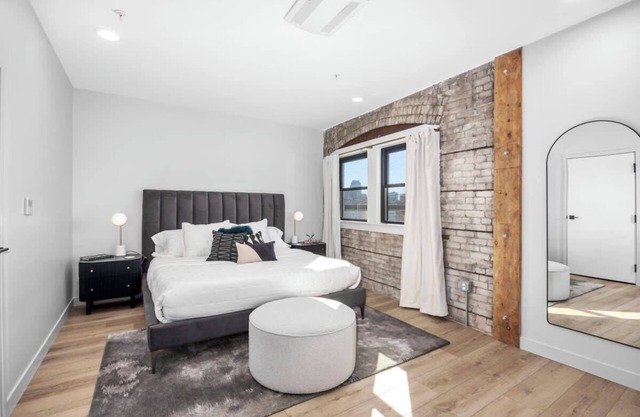 Stylish Dual King Suites - Walk to Bridge St