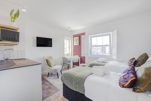 Stylish Eco Aparthotel in Folkestone Studios with Kitchenettes - Perfect for Contractors and Holiday Makers