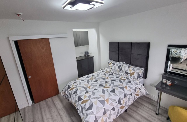 Stylish Ensuite With Kitchenette, Serviced apartments in St Albans