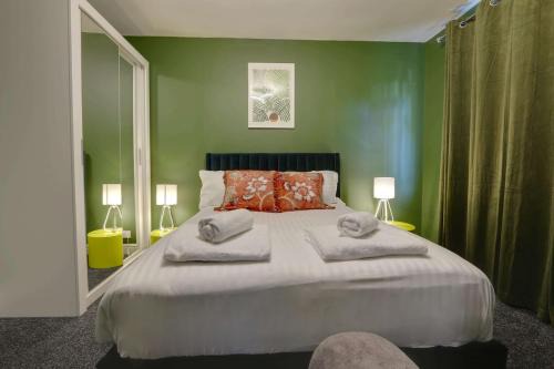 #Stylish #Exceptional 4 bed house, free parking, close to KFC, McDonalds, Aldi and ASDA