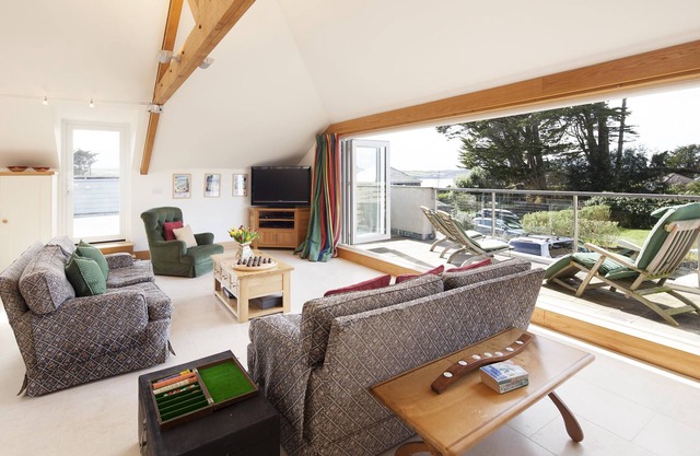 Maison familiale élégante à Rock, près de la plage avec vue sur l'eau et espace extérieur