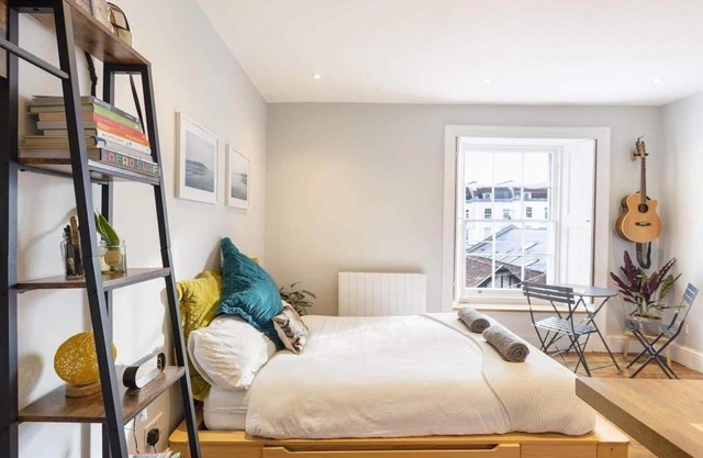 Stylish Flat on Beautiful Clifton Street, Parking