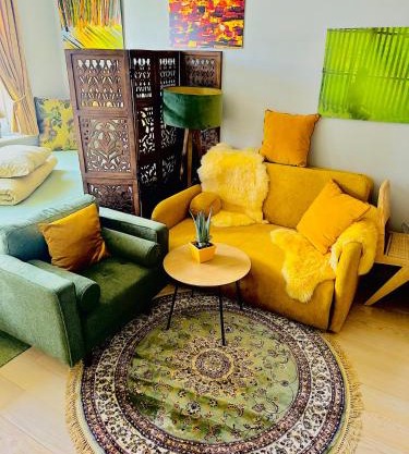 Stylish free parking Studio central with balcony