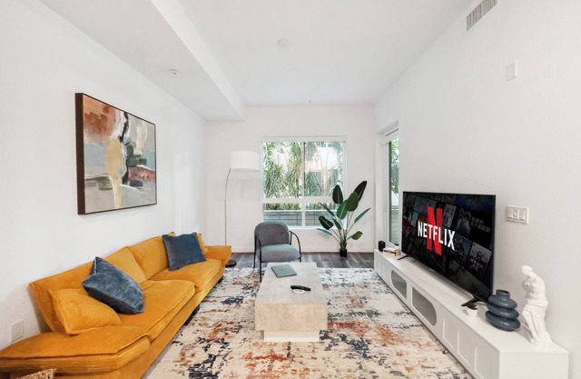 Stylish Hollywood 1BD | Walk to Attractions & Nightlife |Pool, Gym, Free Parking
