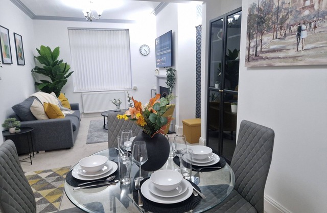 Spacious 3 Bed House - Free parking, City centre, Etihad stadium and Coop Live.