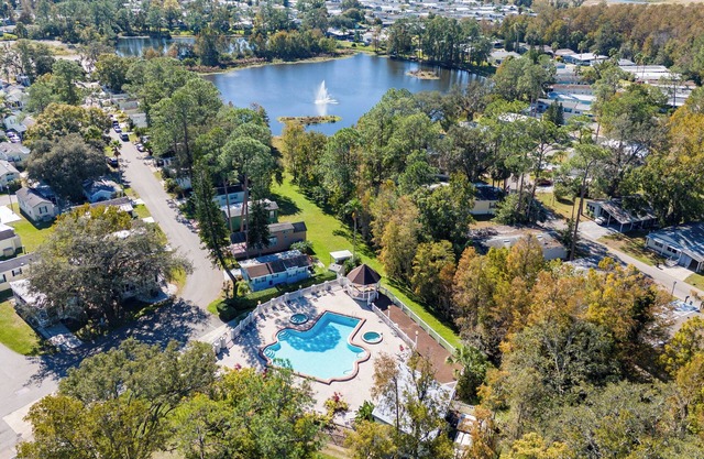 Stylish home / Cozy / Peaceful /diagonal back Lake