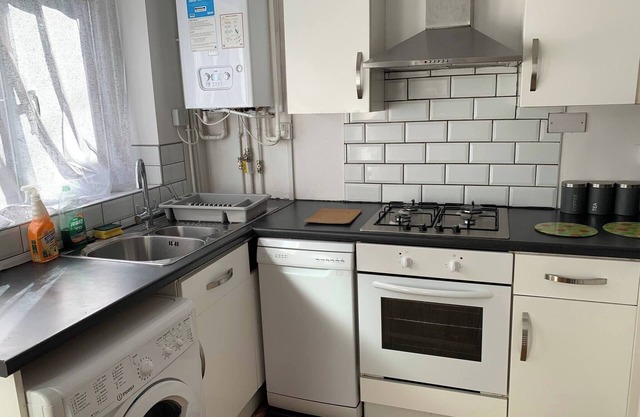 Stylish Home Near Shopping - Book Summer Stays Now
