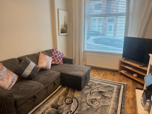 Stylish Home near Shopping Plus Dining - Book Summer Stays Now