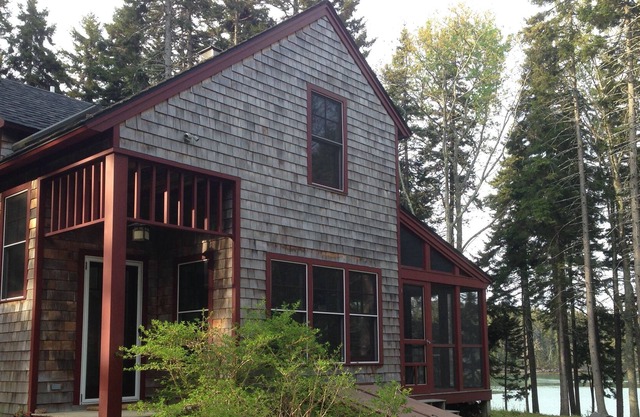 Maison élégante sur une belle crique d'eau salée du Maine