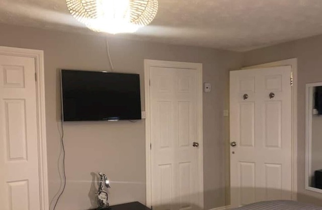 ★Luxurious Stylish Home ~Netflix , Jacuzzi, Gym, Parking Spacious Fully Equipped