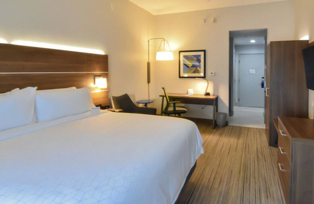 Stylish & Inviting King Room w/ Free Breakfast!