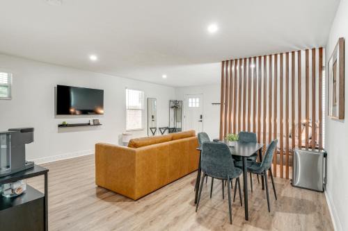 Stylish Lakeland Studio with Workspace