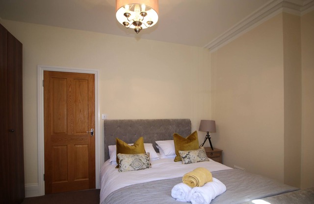 Grand appartement d'une chambre élégant avec cour