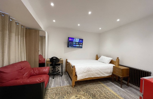 Stylish large Room with en-suite toilet in West London,