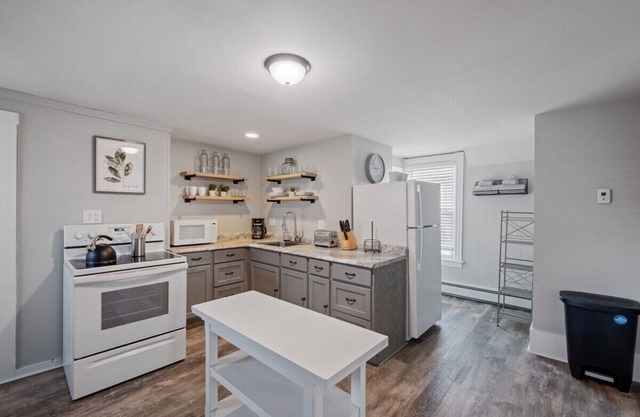 Stylish & Large Top Floor w/ Private Front Porch