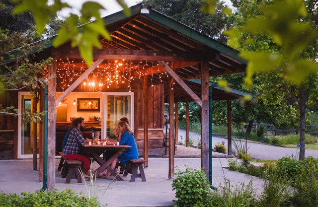 Maison sur la rivière, près du parc national de Yosemite