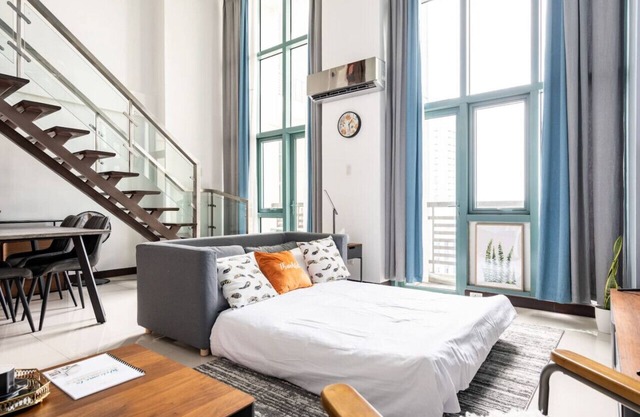 Stylish loft, 65 in UHDTV w Fast WiFi + Pool & Gym