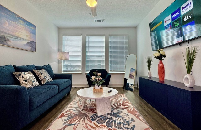 Stylish Luxury Haven King Bed Southside Jax with Pool Near Mayo Clinic & Beaches