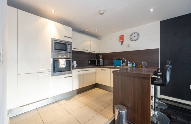 Stylish Manchester Stay with Balcony & City Views
