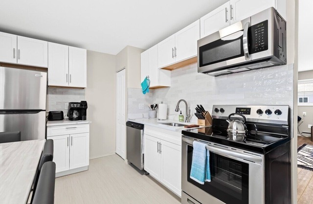 Stylish Mid-Century | 2BD | CentralHZ