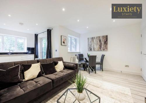 Stylish & Modern 1BR City Centre Nr the beach, High St & Adventure Island by Luxiety Stays