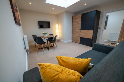 Stylish, Modern 2 Bedroom Apartment with Garden Close to Town, Hospital, Long booking Welcome