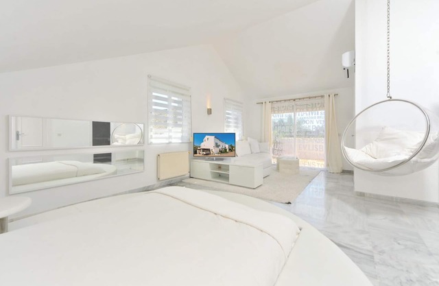 Une villa contemporaine de style international rénovée en 2018.