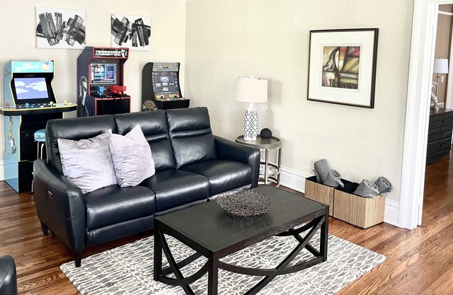 Stylish & Modern Downtown Home w/ Arcade Area & Balcony Views