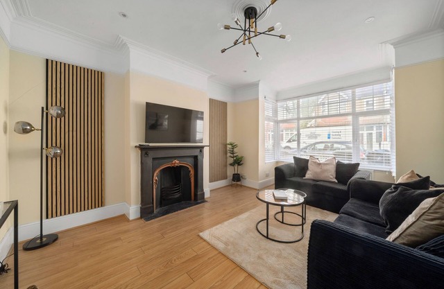 Stylish Modern 3 Bedroom Home in London with a Garden