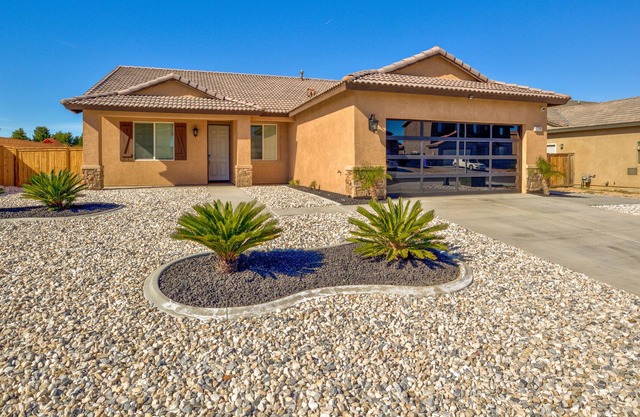 Stylish Modern Getaway w/ Parking, Netflix & WiFi