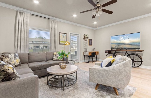 Stylish Modern Retreat in Downtown w/ Pool, 3 Bedroom, 2.5 bath, free parking