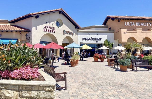 Stylish modern townhome Sleeps 6. Close to UCSB Walk to beach/butterfly preserve