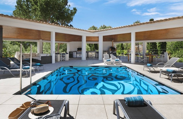 Villa élégante proche de la vieille ville avec piscine privée et grand jardin.