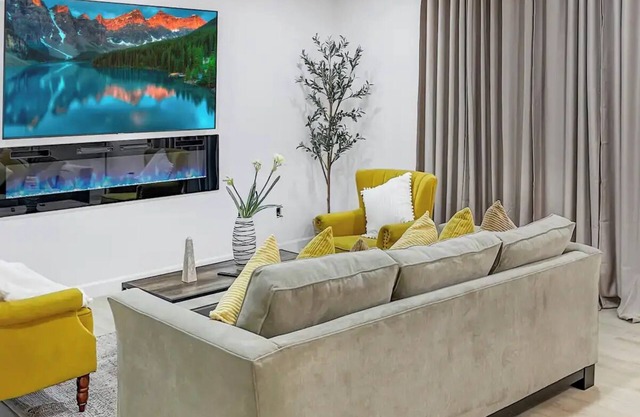 Stylish Modesto Getaway: Near Hospitals & Shopping