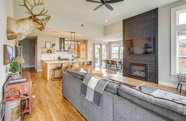 Stylish Montana Vacation Rental w/ Private Hot Tub