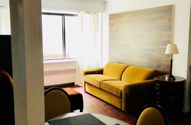 Stylish Montreal Apartment: Comfortable Stay in the Golden Square Mile