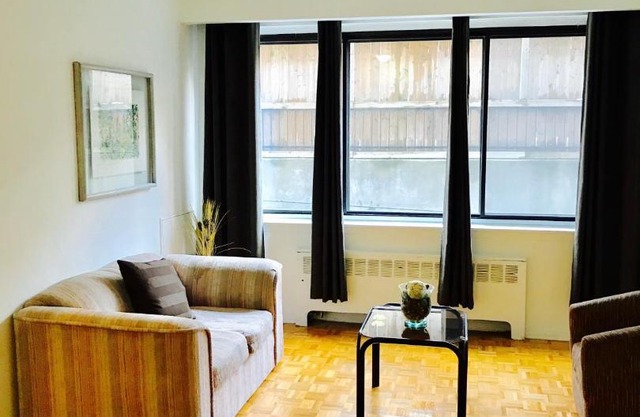 Stylish Montreal Apartment: Comfortable Stay in the Golden Square Mile