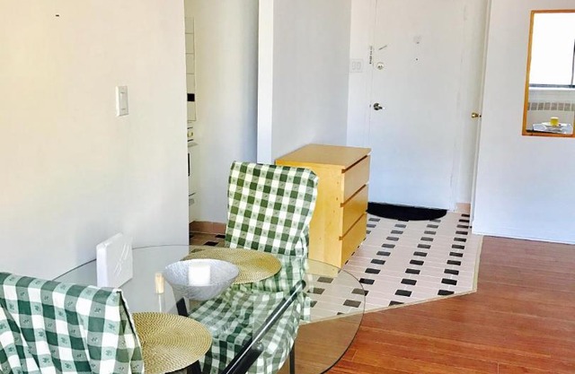 Stylish Montreal Apartment: Comfortable Stay in the Golden Square Mile