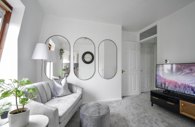 Stylish One Bed Apartment Near Cotswolds RAF