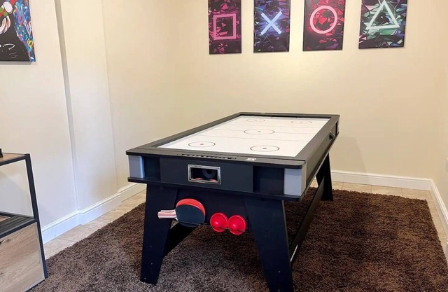 Stylish Peak District Home From Home with Hot Tub & Games Room