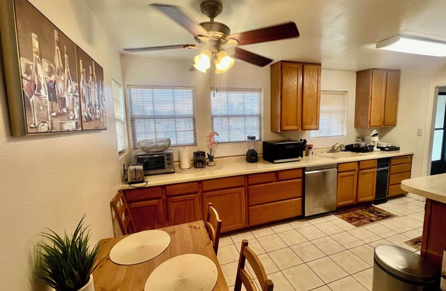 Stylish Private Bedroom #C a Shared bath- Fast Wi-Fi, Free Parking in Sunnyvale