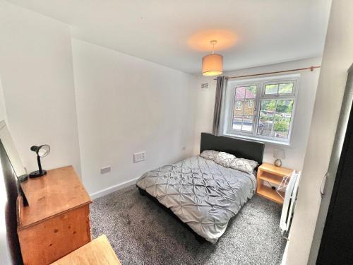 Stylish Refurbished London Home - Family, Friends & Business Travellers Retreat near Wimbledon, Sleeps 6, Free Street Parking