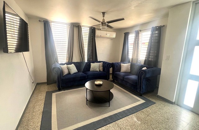 Stylish Remodeled 3BR w/ pool / parking / beach access