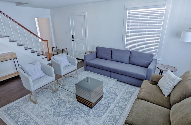 Stylish Renovated House + 2 studio apartments! (5 br /4 bath) Sleeps 12!