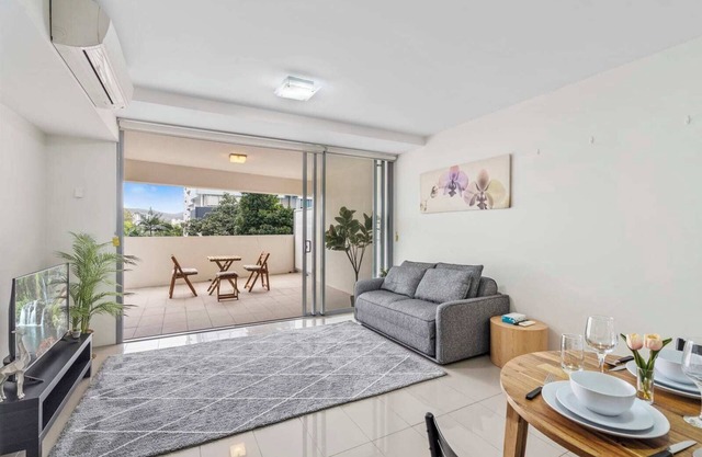 Stylish Riverside Haven - Gym, Pool, WiFi & Parking