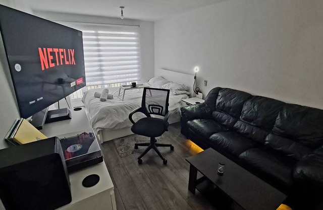 Stylish room, Kingsize bed, 1 stop from Wembley stadium, elegant remote blinds