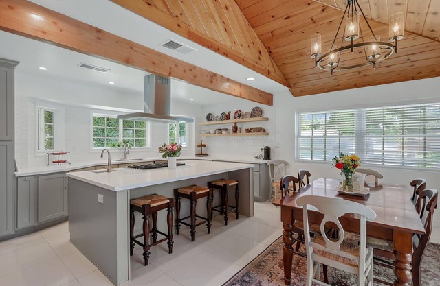 Charming Home with newly remodelled high end kitchen