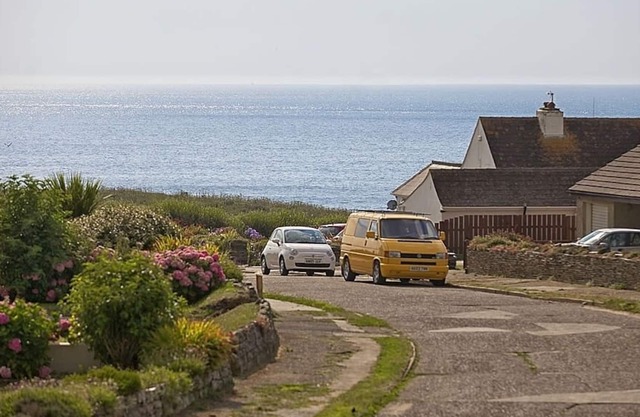 Vues élégantes sur la mer dans la magnifique baie de Widemouth. VACANCES BANK AOUT DISPONIBLES