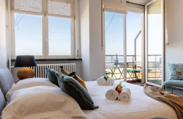 Huswell - Beautiful spacious seafront studio