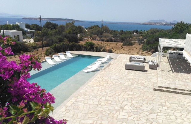 Élégante villa privée en bord de mer avec piscine, à 1 minute de la plage de sable de Mikri Santa!